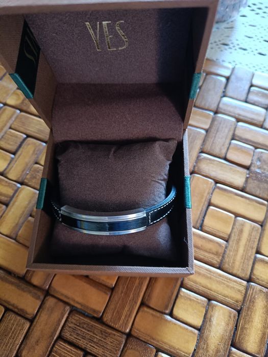 Bransoletka męska skórzana z motywem metalowym.