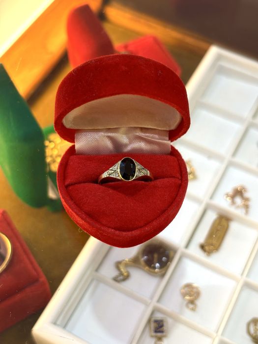 Pierścionek złoty z Szafirem 1,45ct i rozetami diamentowymi