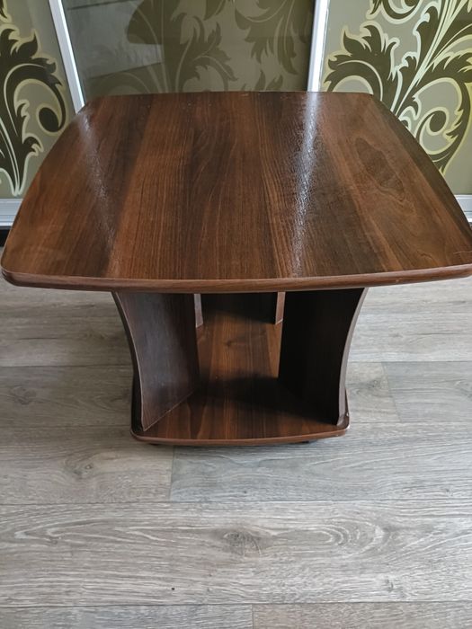 Журнальний столик