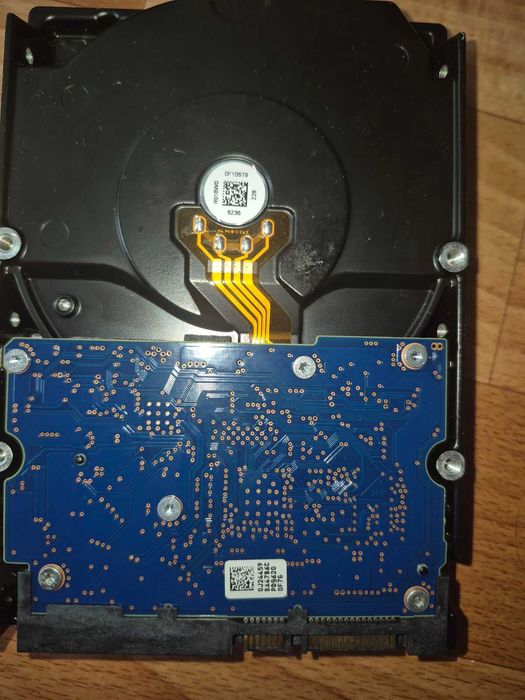 Жорсткий диск HGST 4Tb ( пошкоджені)