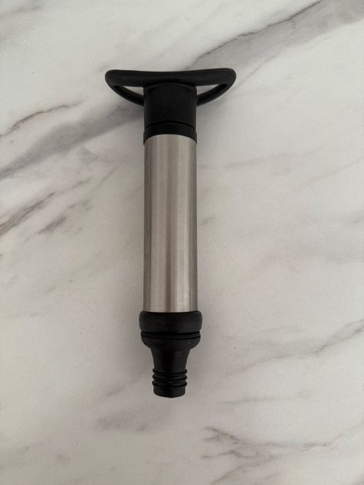 Помпа вакуумная для вина + две пробки нержавеющая сталь 15 см