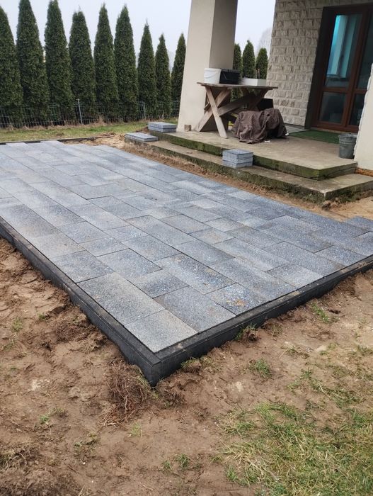Układanie kostki brukowej , płytek itp.