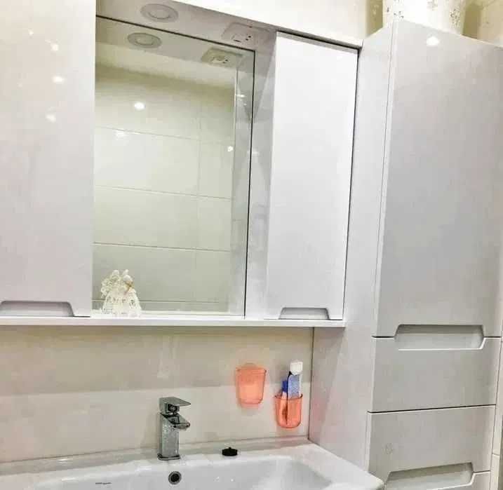 Новое зеркало в ванну с двумя пеналами и подсветкой. Косметика, макияж