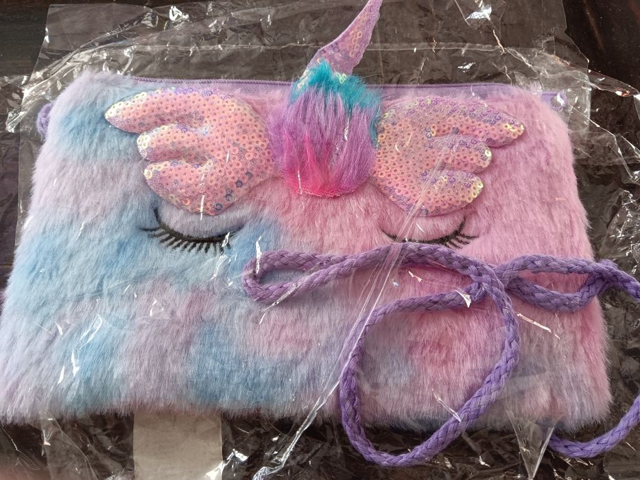 Bolsinha em pelúcia e lantejoulas unicórnio