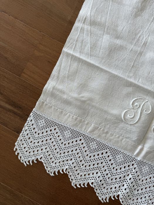 Toalha em linho com renda feita à mão