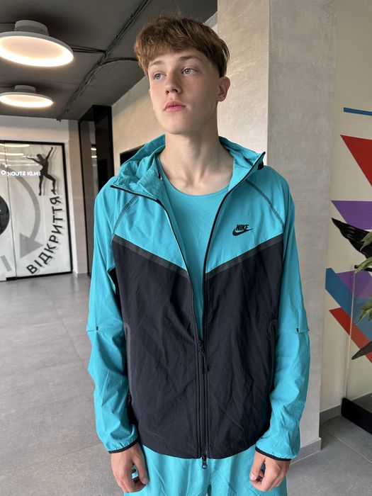 Оригінальна вітровка Nike Tech Woven Jacket  HM7151 в різних кольорах
