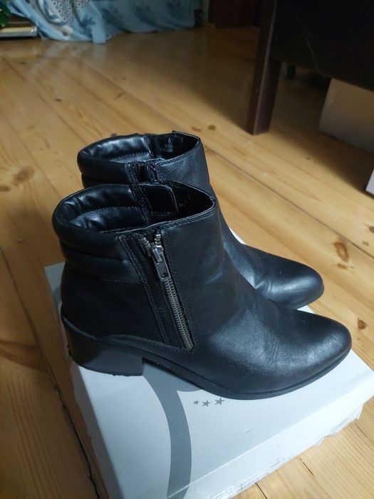 Жіночі черевички чорного кольору