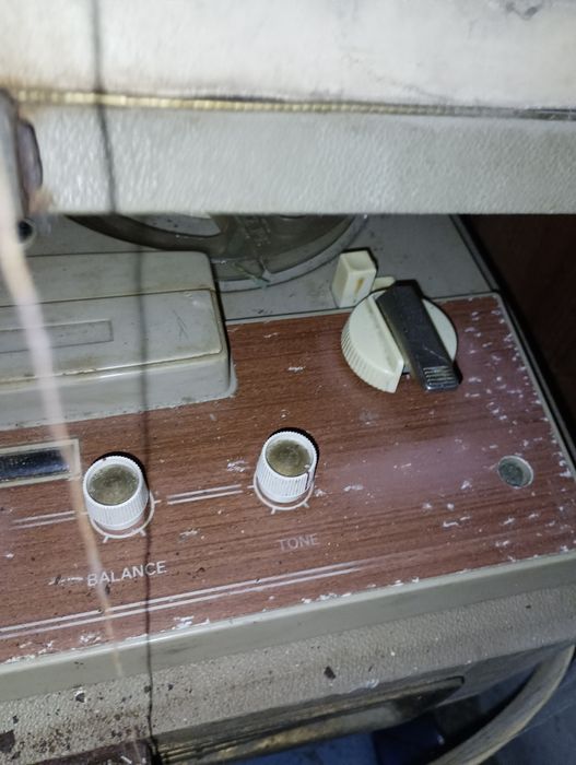 Duas aparelhagems antigas  portátil de discos de vinil e outra de fita