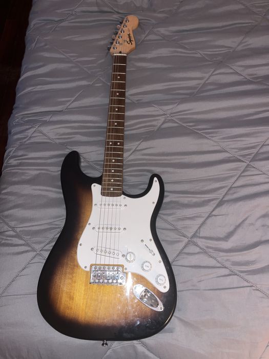 Guitarra Fender + amplificador + tripé