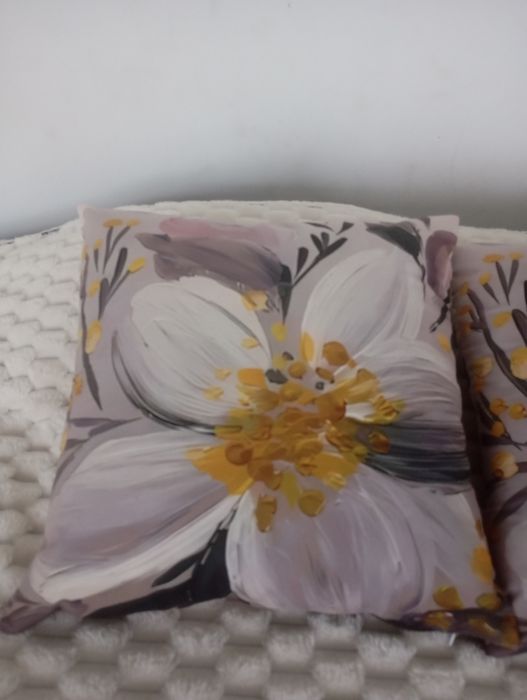 Duas almofadas estampada com flor. 40*40 cm