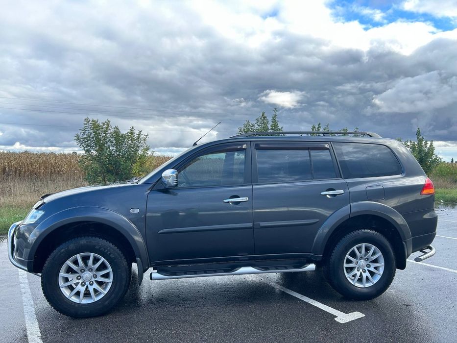автомобіль паджеро спорт