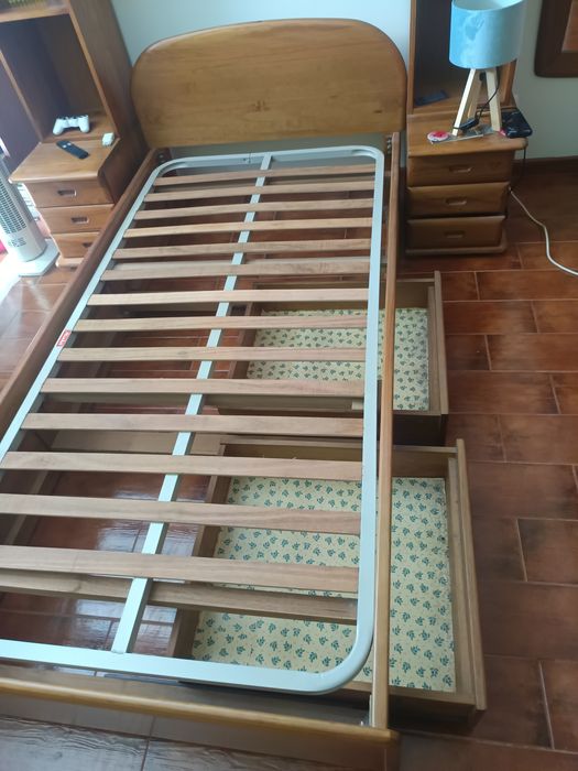 Cama em pinho mel com móvel