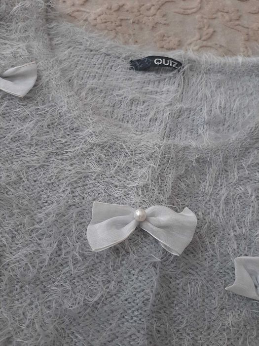 sweter sweterek włochaty szary z kokardkami