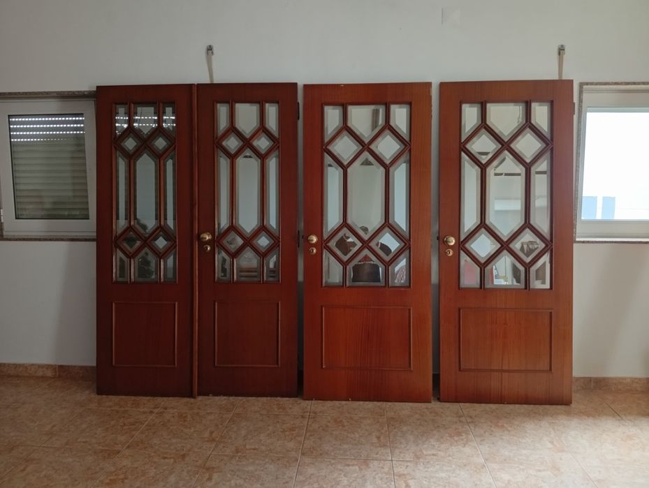 Portas interioes, de madeira carvalho. Com vidro.