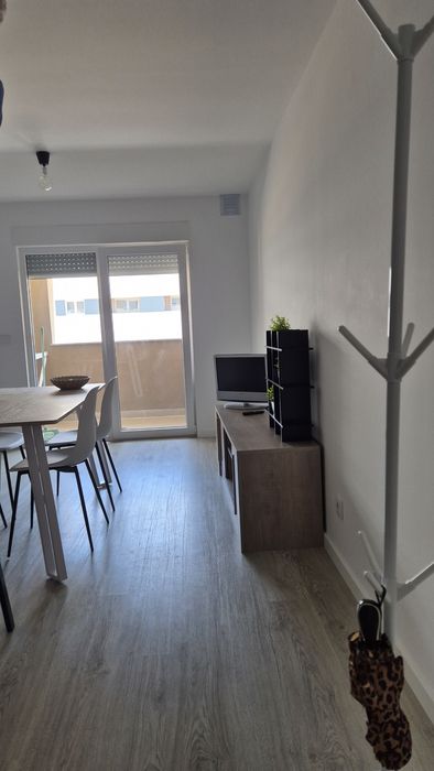 Quarto com cama dupla em T3  com sala