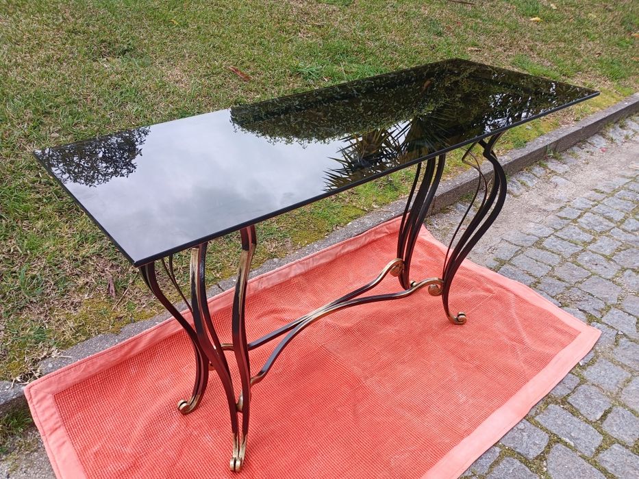 Belíssima mesa de apoio estilo vintage, estrutura em ferro fundido, tampo em vidro grés.
Medidas: 120/45/75cm altura.