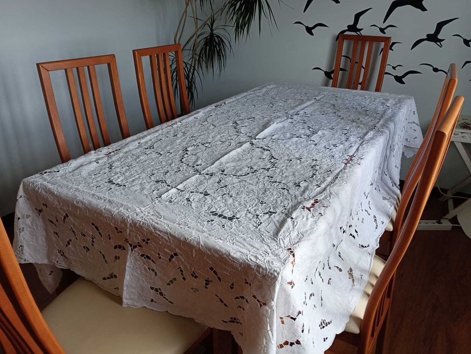 Vendo Toalha de Mesa Branca c/ Bordado da Madeira à Mão (240x154cm)