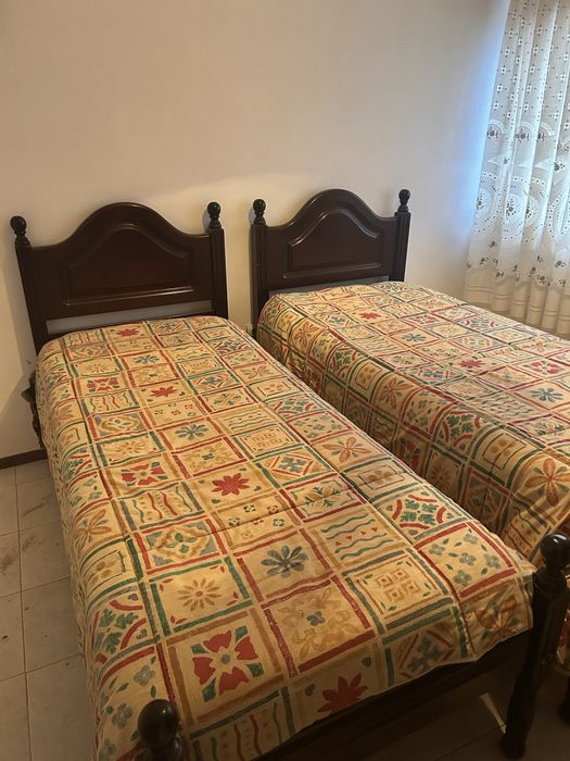 Duas camas individuais em ótimo estado, com colchões incluídos