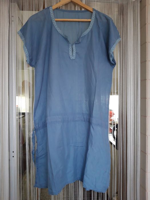 Vestido liso, de cor azul celeste, com borda em renda (M)