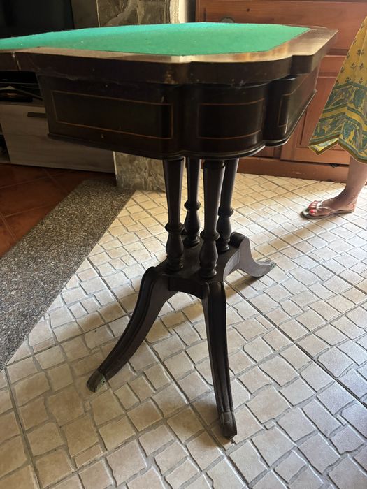 Mesa de jogo em madeira escura