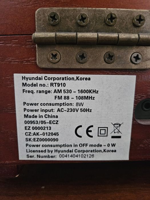 Gramofon Hyundai w stylu retro