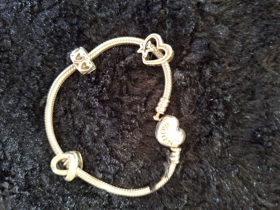 Pulseira Pandora Genuína, acompanhada de Caixa Original.