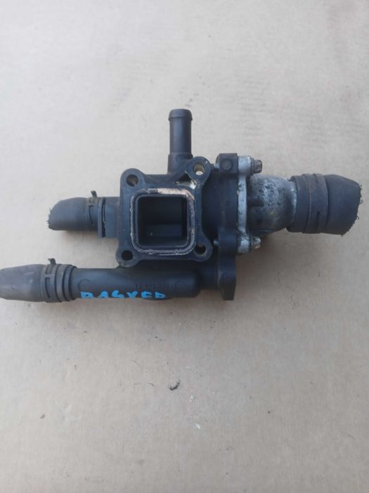 Obudowa termostatu rozdzielacz wody 1.4 16V Opel Corsa E Adam B14XER GM 55565334