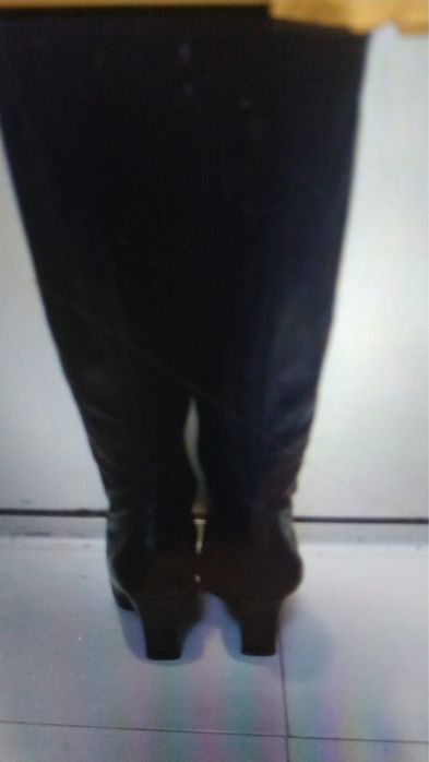 Botas pretas de pele