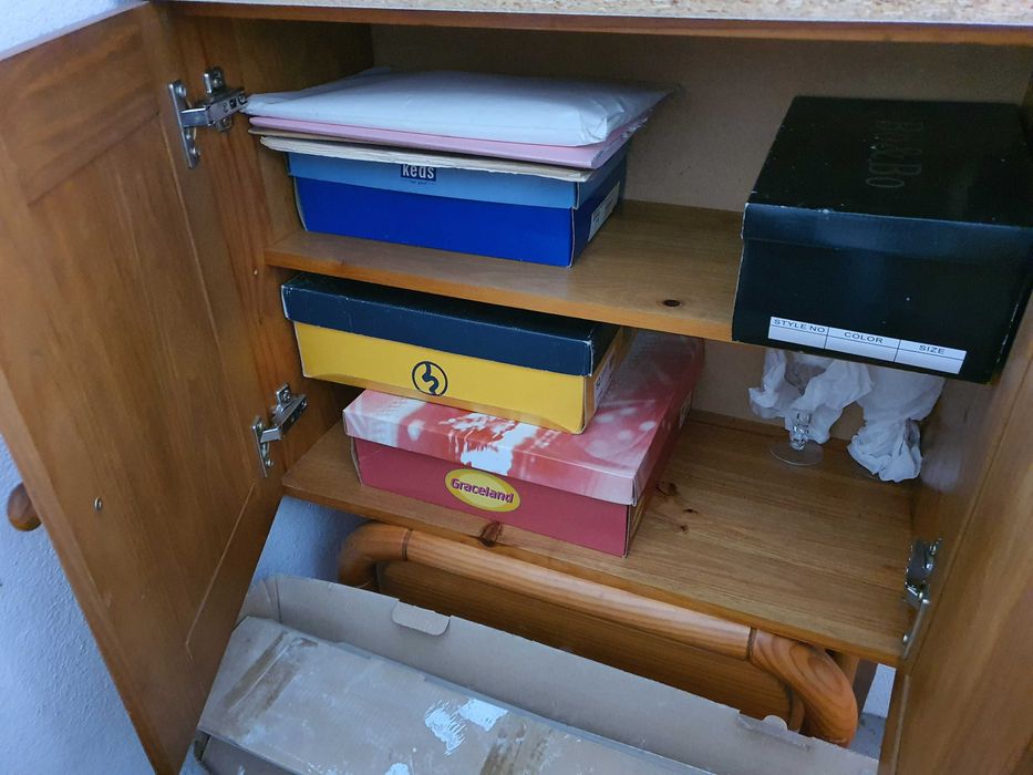 Pequeno armário em pinho maciço