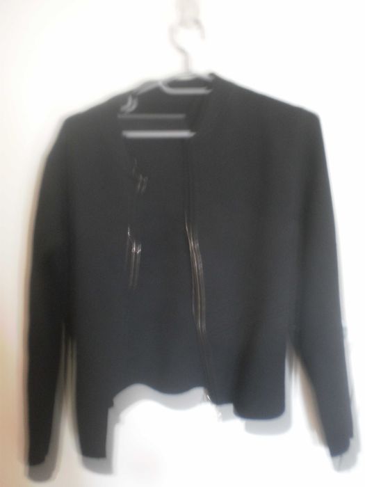 Casaco preto, curo com fecho dourado