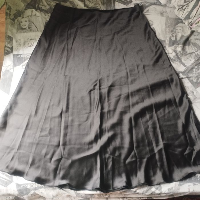 Продам довгу  шовкову  спідницю 56-58