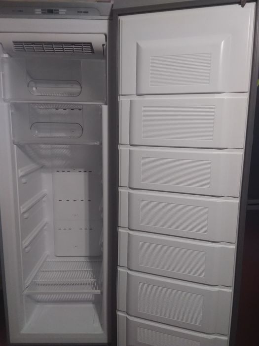 Морозильная камера велику в робочому стані, детально по смс