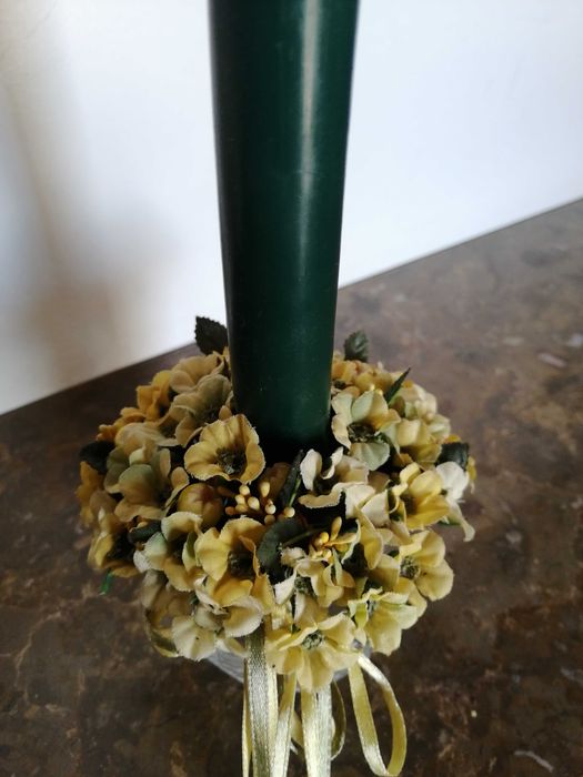 Castiçais de estanho com 5 velas e coroas decorativas