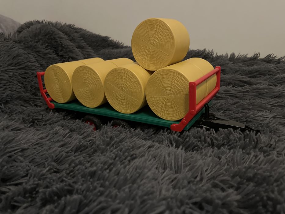 Przyczepa z balotami