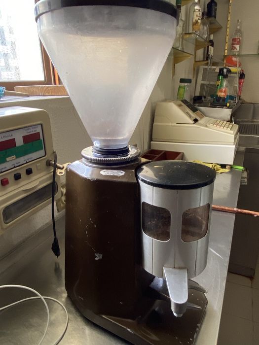 Moinho de café em excelente estado funciona na perfeição motivo fechei