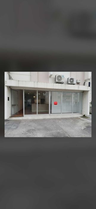 Loja à venda comercial situado em zona central, com grande movimento e excelente visibilidade na cidade de Viseu. Venda particular