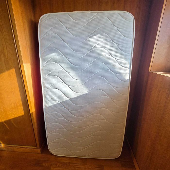 Colchão 100x180x18 cm, pouco uso, sem manchas, ambiente sem fumadores, levantamento ou entrega possível.