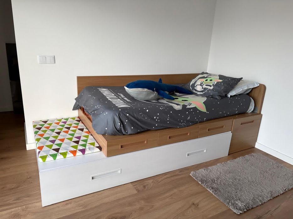 Quarto criança composto por duas camas e secretaria