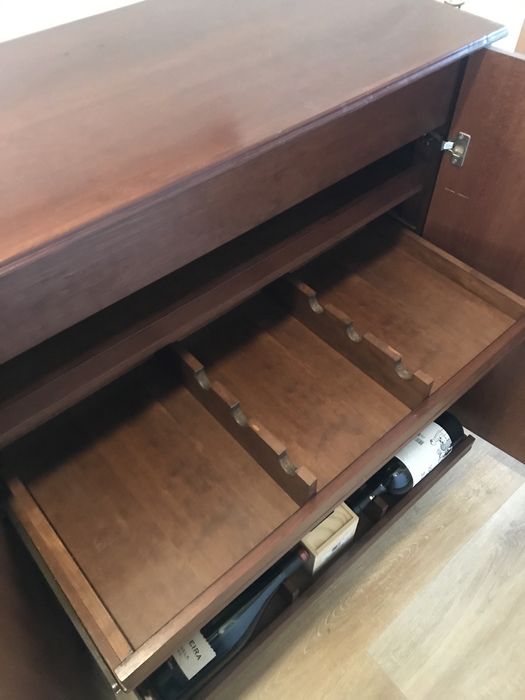 Garrafeira de gavetas linhas direitas em carvalho