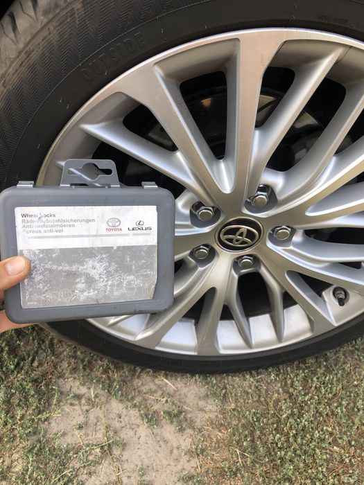 Комплект оригінальних секретних болтів Camry 70