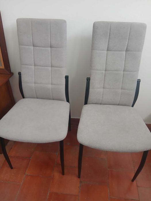 Cadeiras cinzentas