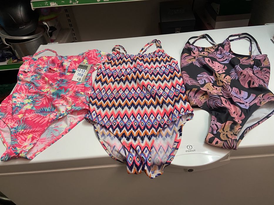 Tres fatos de banho e dois vestidos de praia