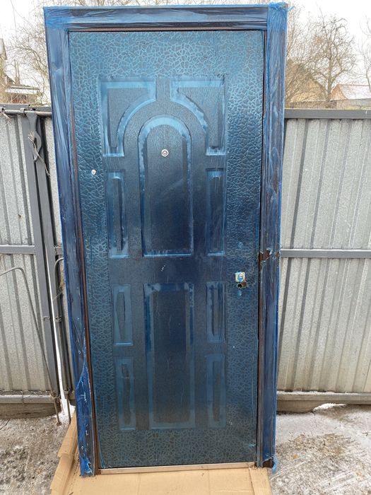 Вхідні металеві двері