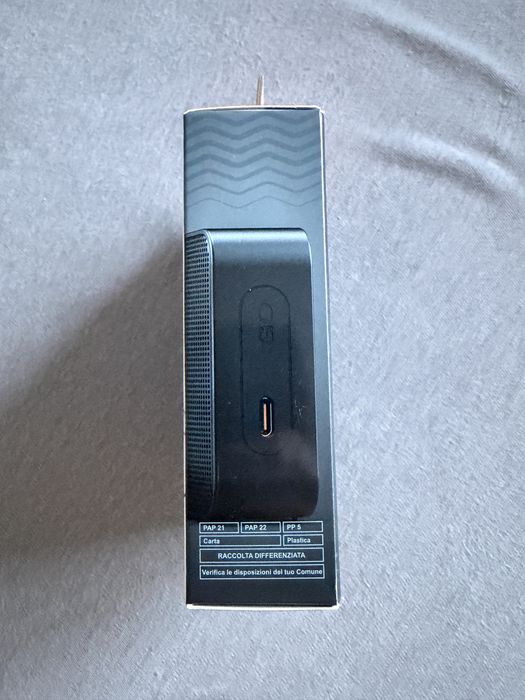 Czarny glosnik przenośny JBL GO Essential 2