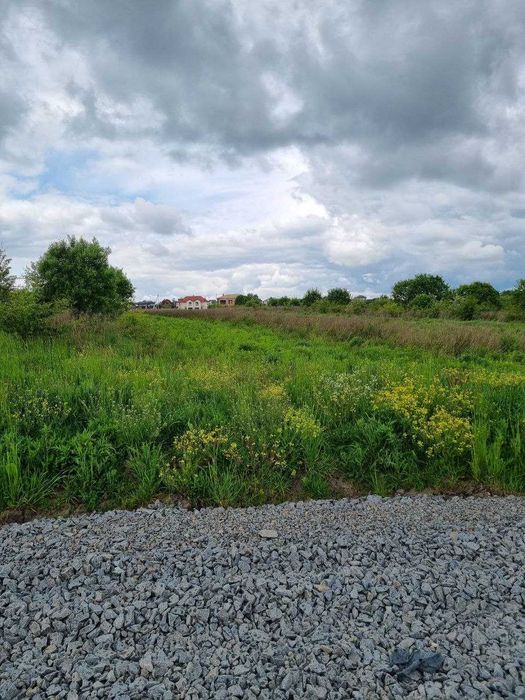 Продаж ділянки с.МАЛЕЧКОВИЧІ з двох сторін заїзд 60 до 1 га