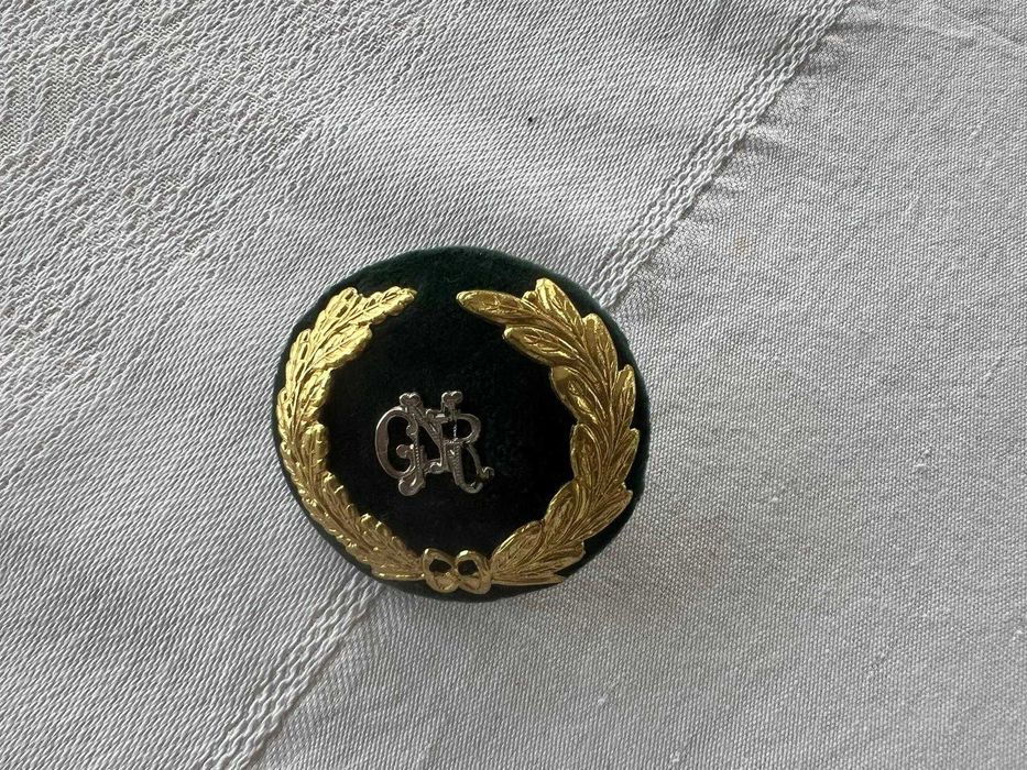 Emblema dourado da Guarda Nacional Republicana