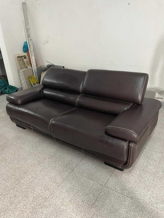 Sofás castanho escuro em pele