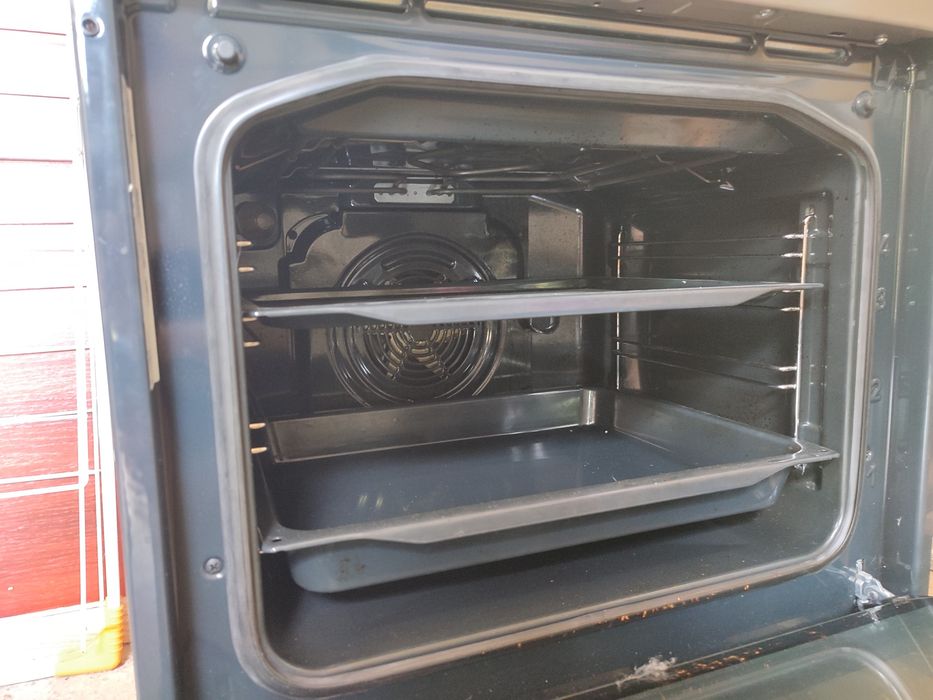 Варочна поверхня і духовий шкаф в хорошому стані