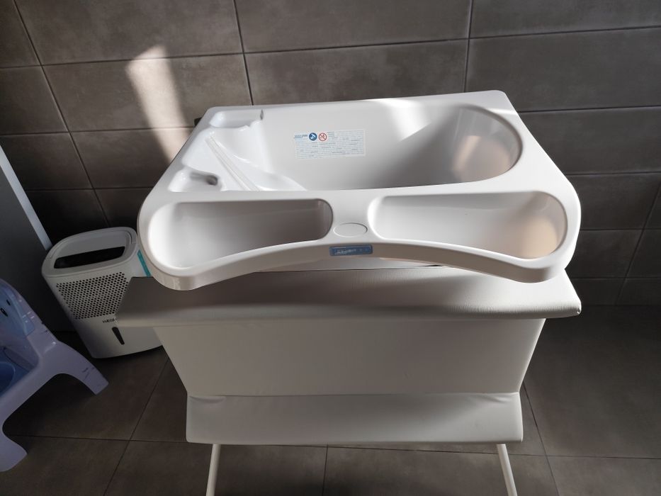 Banheira com muda fraldas em muito bom estado