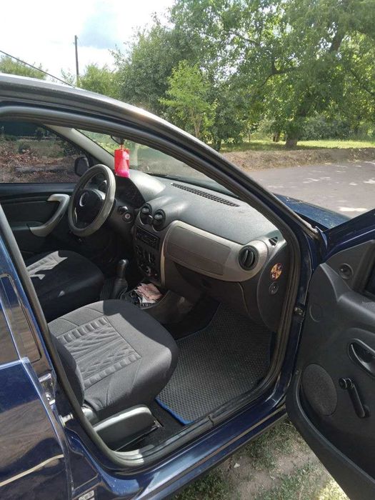 Dacia Sandero 2011 року